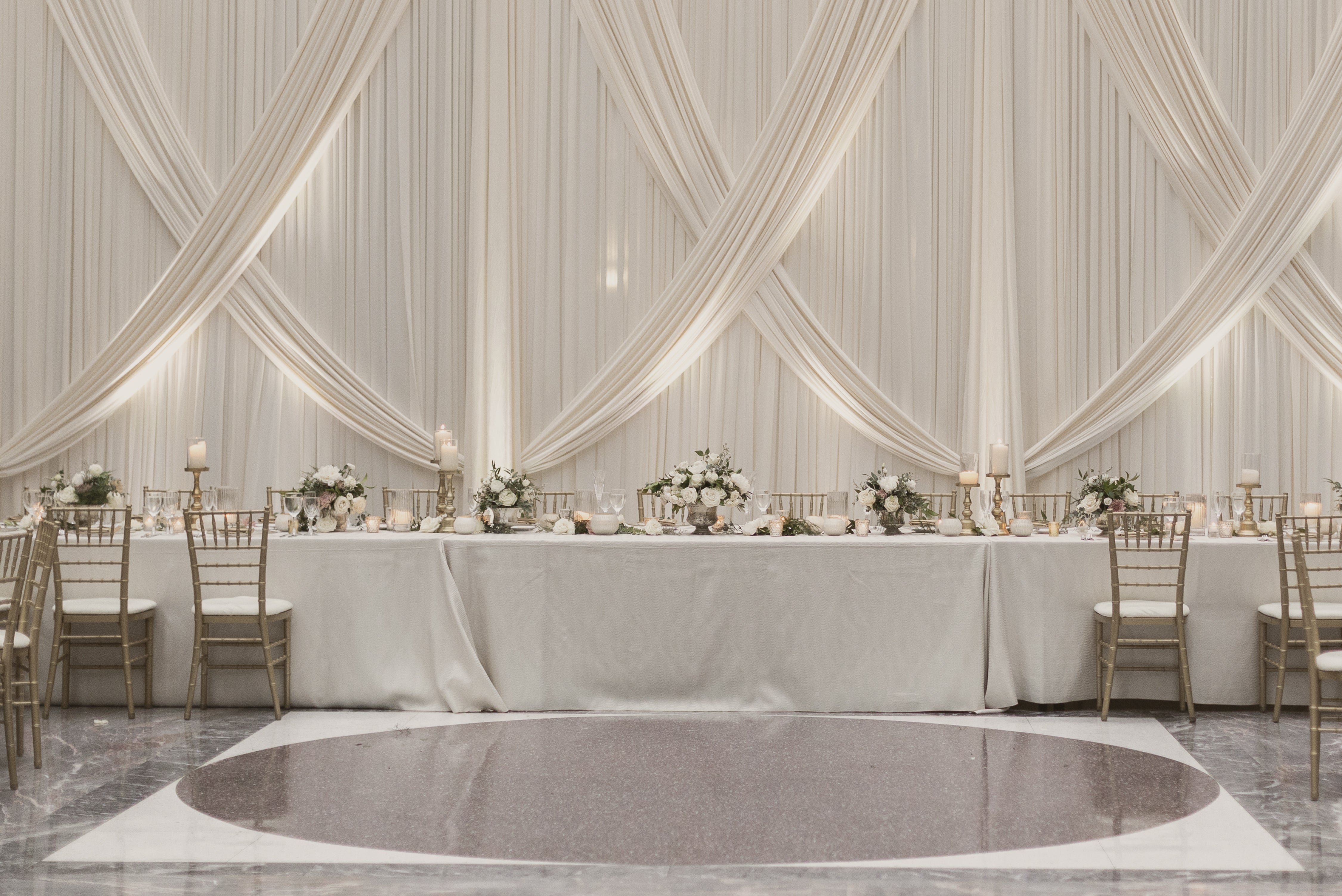 Wedding hall backdrop | Beachweddingtips.com